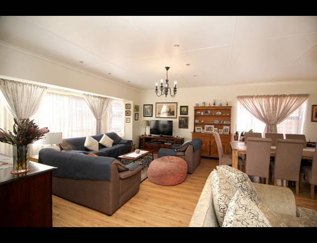 4 BEDROOM HOUSE FOR SALE IN FRAAIUITSIG